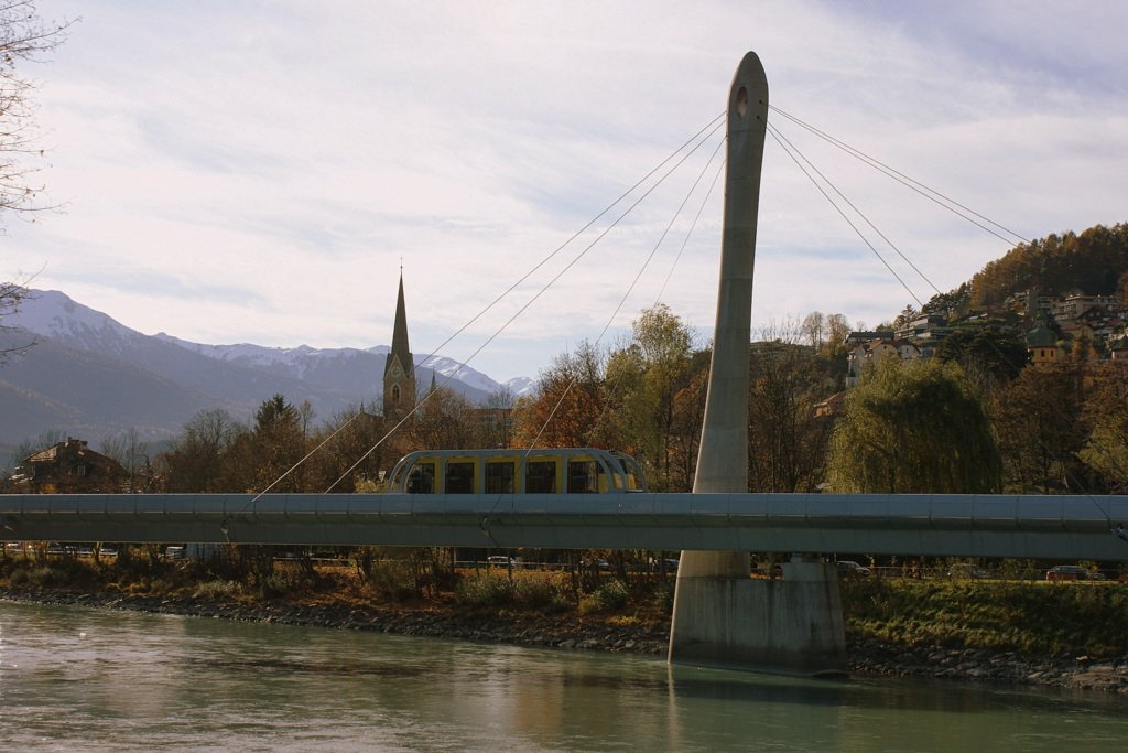 Die Hungerburgbahn �berquert den Inn.
(07.11.2009)