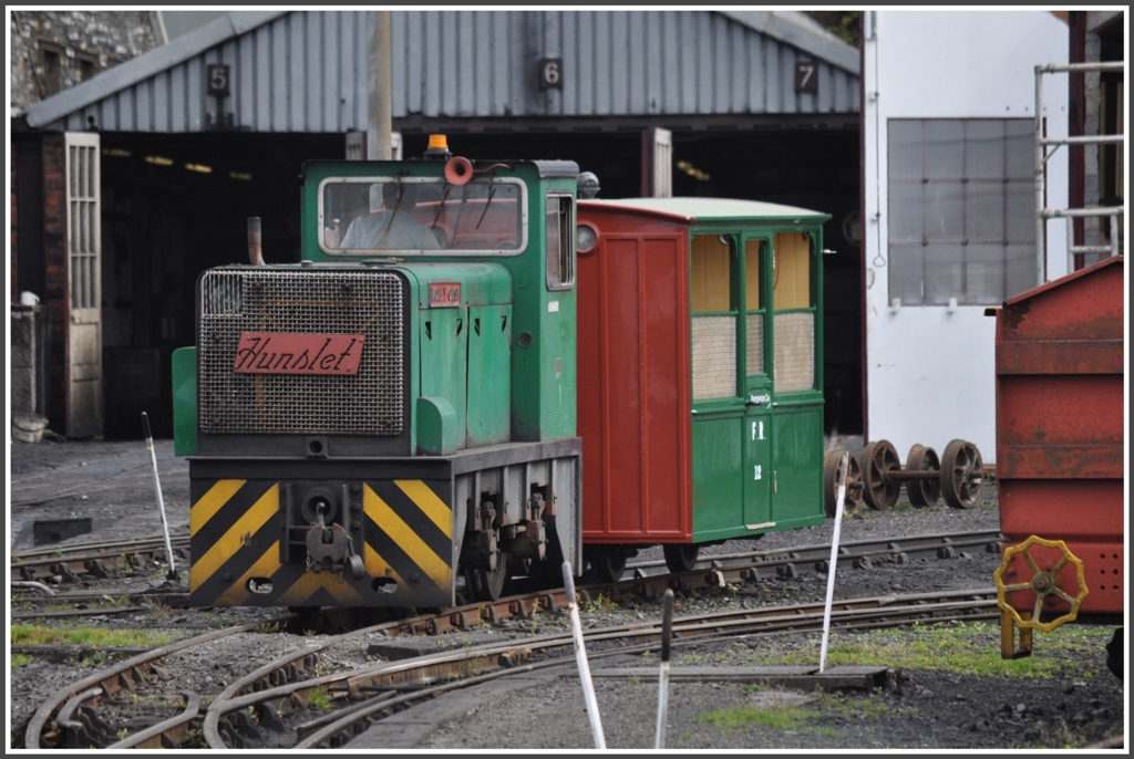 Die Hunslet Rangierlok Moel-Y-Gest hat keine M�he mit dem kleinsten aller Personenwagen, dem one compartement Nr 12 mit 14 Pl�tzen zu verschieben. (04.09.2012)