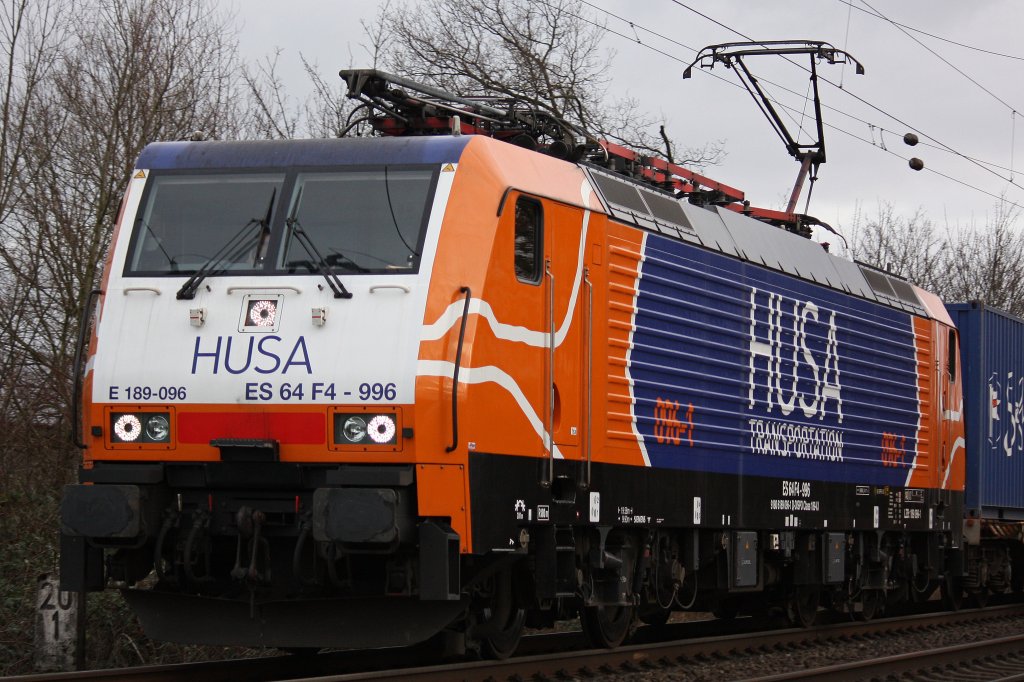 Die HUSA im Portrait:HUSA ES 64 F4-996 am 14.1.12 mit einem Containerzug aus Duisburg-Rheinhausen bei der Durchfahrt durch Voerde.