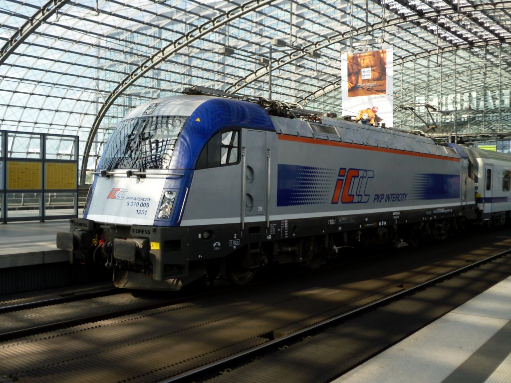 Die  Husarz  (ES64U4-D der PKP) bringt am 16.07.2010 bei hochsommerlichen Temperaturen den Berlin-Warschau-Express EC 44 zum Berliner Hauptbahnhof. Das Bild hat sich tchtig gendert, vor zweieinhalb Jahren waren meistens die 180-er im Einsatz.