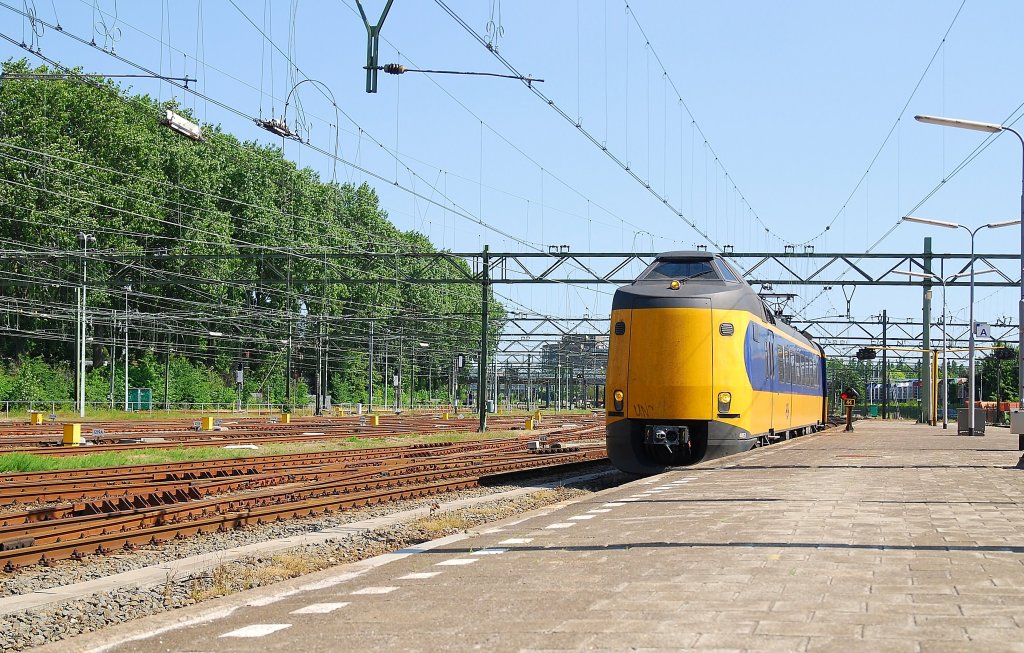 Die IC (Enschede - Den Haag CS) fahrt ein in Den Haag CS mit Koploper 4053 am sonnigen 03. 06 2010
