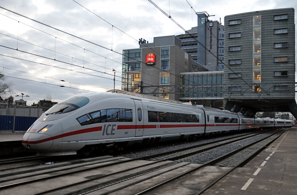 Die ICE III/4611  Dsseldorf  , mit ICE von Amsterdam nach Frankfurt am Main, hier bei Einfahrt von Amsterdam CS am 10 marz 2012.