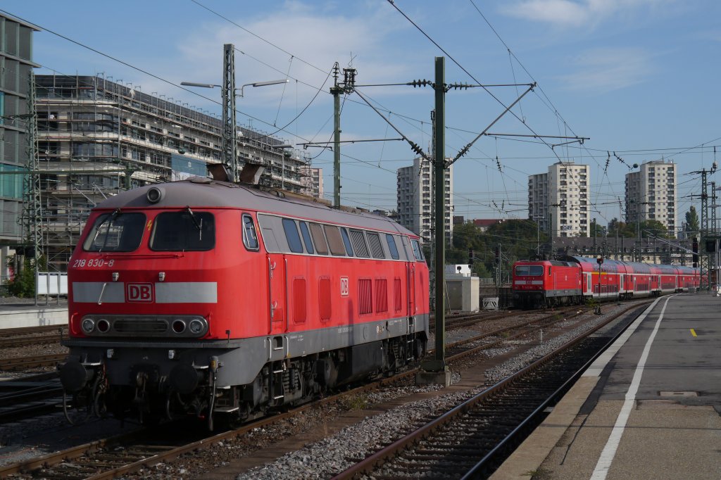 Die ICE-Schlepplok 218 830-8 steht im Stuttgarter Hbf, whrend 143 106 ihren RE aus dem Bahnhof schiebt. (26.09.12)