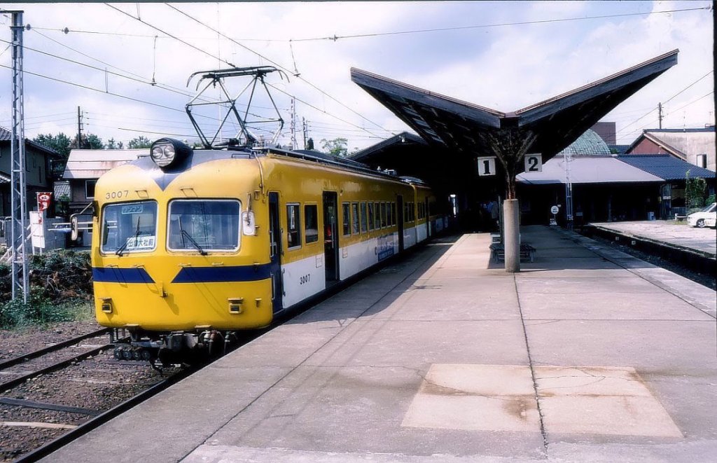 Die Ichibata-Bahn: Diese Bahn betreibt auch die Zweigstrecke von der Stadt Izumo zum Grossen Izumo-Schrein (8,3 km); im Bild die Endstation Izumo Taisha (Grosser Schrein von Izumo) mit einem Zug (Nr.3007+3017) der Serie 3000. Serie 3000: 4 Zweiwagenzge, 1996 von der Kansai S-Bahn (Nankai-Konzern in Osaka) gekauft. 22.September 2002. 