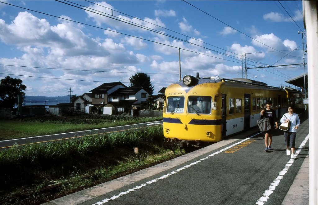 Die Ichibata-Bahn: Zug 3006+3016 (einer der 4 aus Osaka bernommenen Zge Serie 3000; 1958-1964 fr den Nankai-Konzern gebaut) am Shinji-See in Tsunomori, 23.September 2002. 
