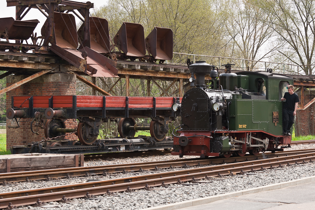 Die IK No. 54 beim umsetzen im Bahnhof Glossen am 29.04.2012. Im Hintergrund die ehemalige Verladerampe des Glossener Quarzitbruchs.