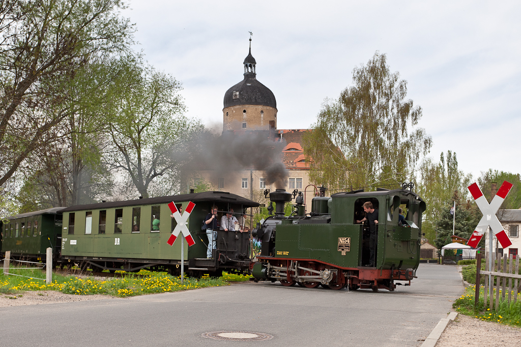 Die IK No.54 am 29.04.2012 im Stadtgebiet von Mgeln. Im Hintergrund Schloss Ruhetal.