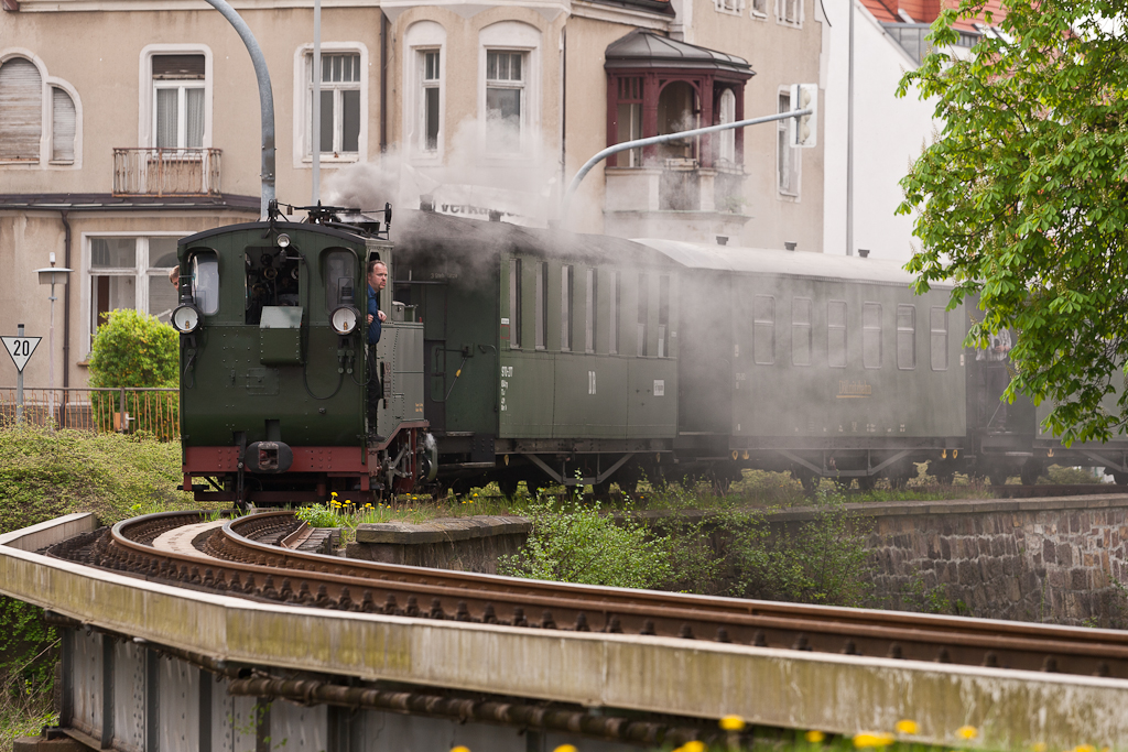 Die IK No.54 durchquert das Stadtgebiet von Oschatz. Hier kurz vor dem Haltepunkt Krnerstrae. (am 29.04.2012)