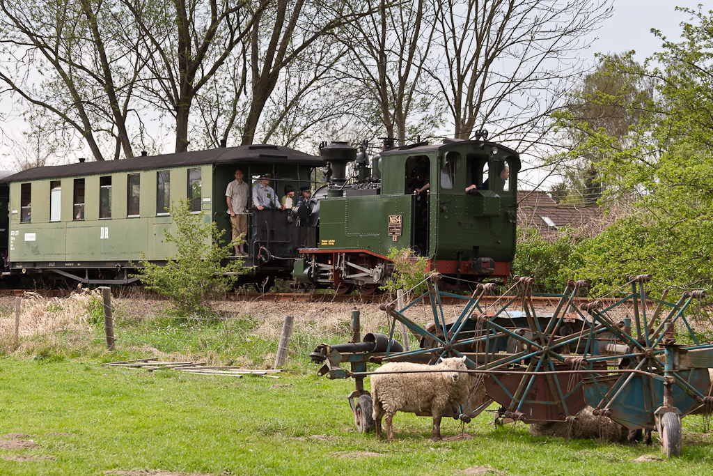 Die IK No.54 hat den Haltepunkt Altoschatz verlassen und rollt in der Dllnitzaue dem Bahnhof Oschatz-Sd entgegen. (am 29.04.2012)