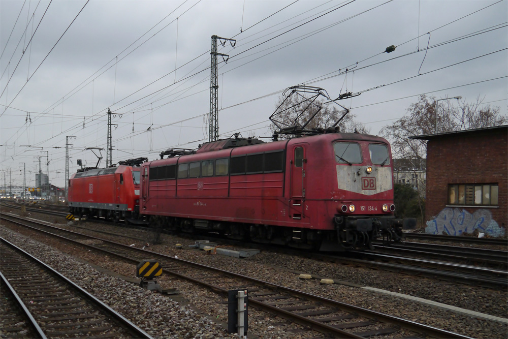 Die immer noch orientrote 151 134-4 und die 185 025-4 fahren als Lz durch Mannheim. (20.03.2013)