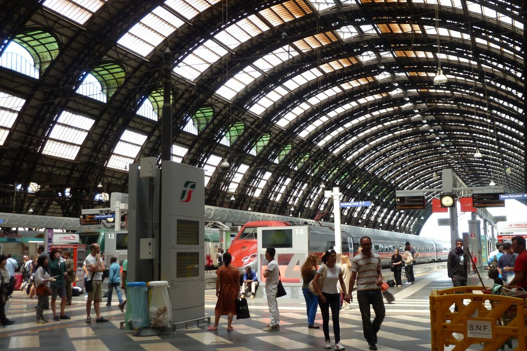 Die imposante Halle des Bahnhofs Milano Centrale an 25.06.2013