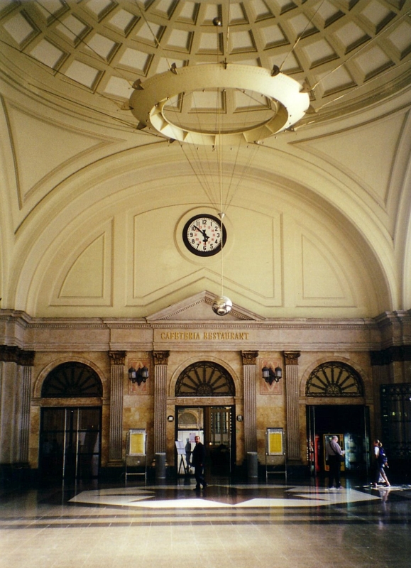 Die imposante Schalterhalle des 1929 zur Weltausstellung erffneten Bahnhofs Estaci de Franca in Barcelona. Scan vom Papierabzug. Mai 2000