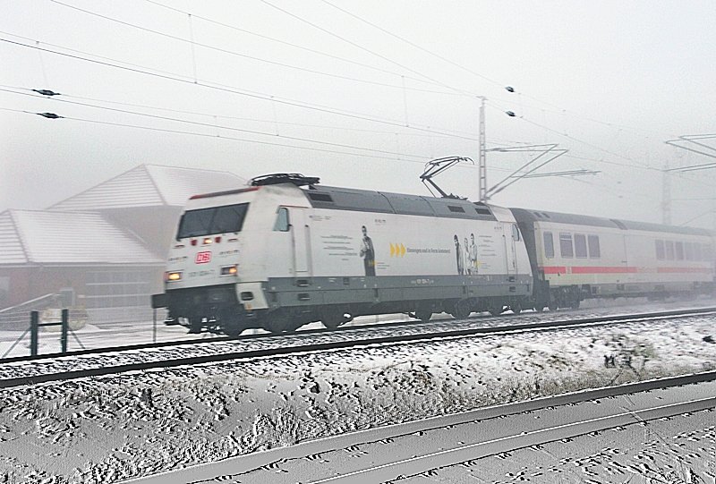 die  In Form  101 034 kommt in perfekter Tarnfarbe aus dichtem Nebel von der Insel Rgen nach Stralsund, am 06.01.2010