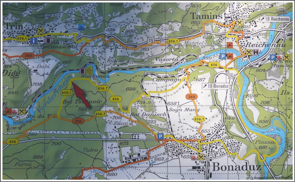 Die Infotafeln entlang des Ruinaultaweges zeigen die Fotostandpunkte der vorangehenden Bilder. Letztes entstand beim roten Pfeil. Die Karte zeigt den Verlauf des Vorder- und Hinterrheins, sowie der Oberlnder- und Engadinerlinie der Rhtischen Bahn. (09.02.2011)