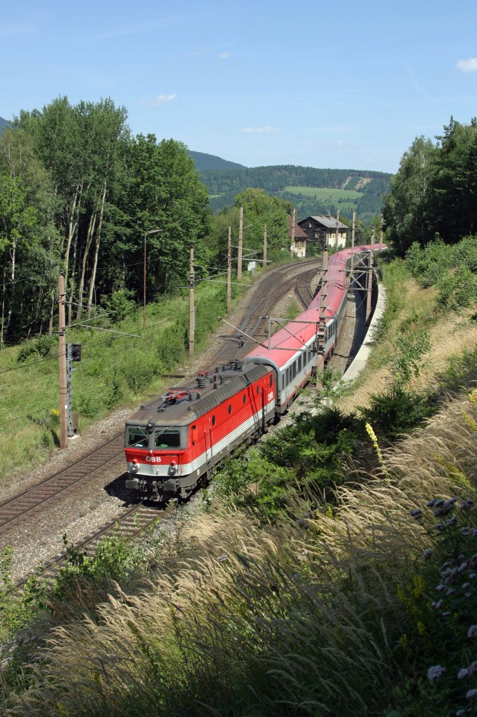 Die Innsbrucker 1144.221 bringt den EC-158 am 15.8.12 bei Eichberg talwrts Richtung Wien.