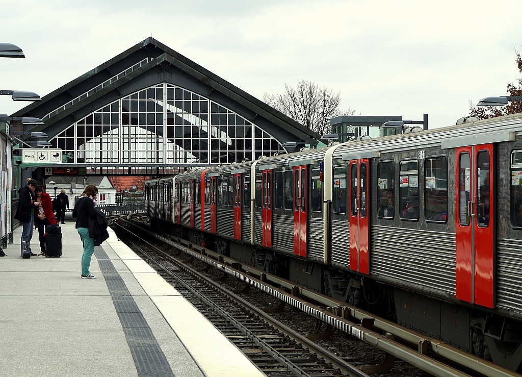 Die interessante Dachkonstruktion - mit einer vorgeschobenen, etwas niedrigeren Halle an jedem Ende - stammt noch von 1912. Hamburger U-Bahnstation  Hamburger Strae , 14.4.2013 