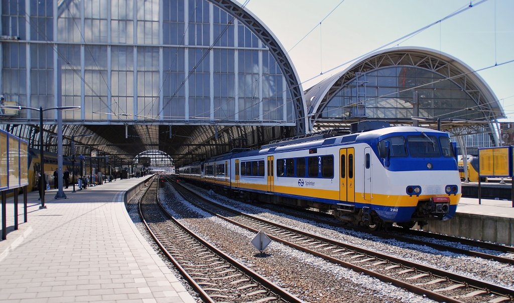 Die InterRegio Sprinter (2142) mit IR (Rotterdam CS - Uitgeest) beim ausfahrt von Amsterdam CS am 02. 06 2009.