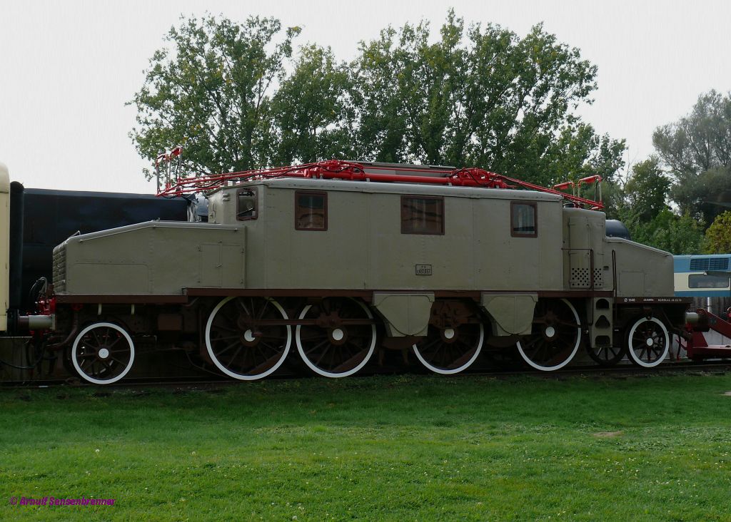 Die italienische Elektrolok FS E431 037  ist f�r das alte italienische Drehstromsystem ausgelegt. Diese Lokserie wurde von 1922-1925 gebaut.

2010-09-23 Speyer-Technikmuseum