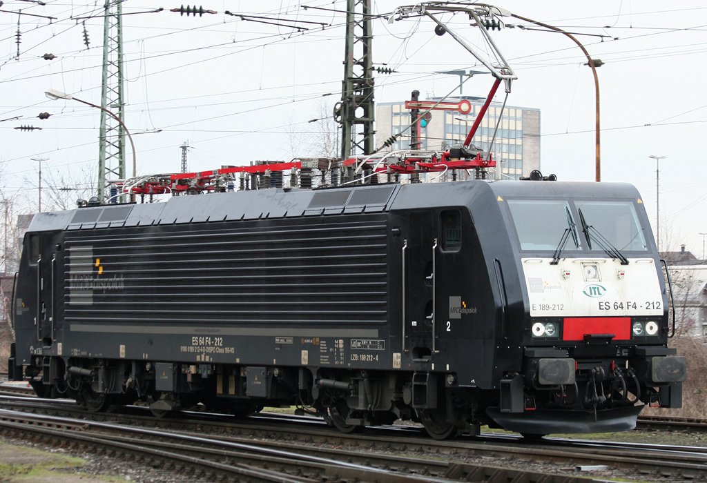 Die von ITL angemietete Dispo Lok E 189 212 setzt Lz am 05.02.2010 in Oberhausen West um