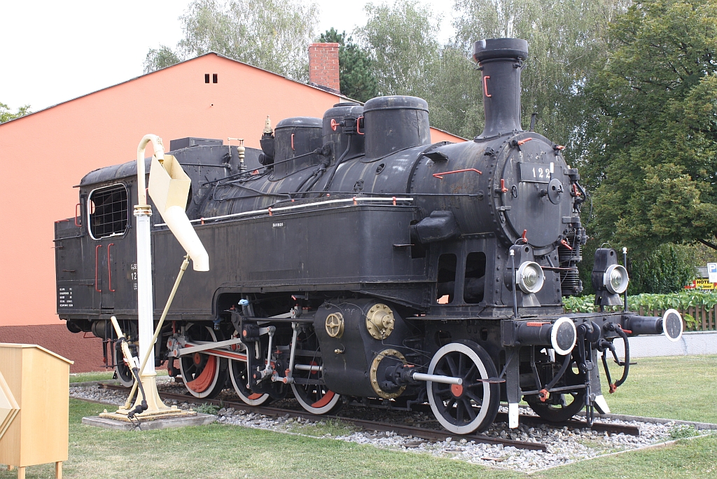 Die jahrelang auf der Neusiedlersee-Bahn eingestzte GySEV 122 ist nun beim Bf. Bad Neusiedl am See als Denkmal aufgestellt. Bild vom 22.09.2012.
