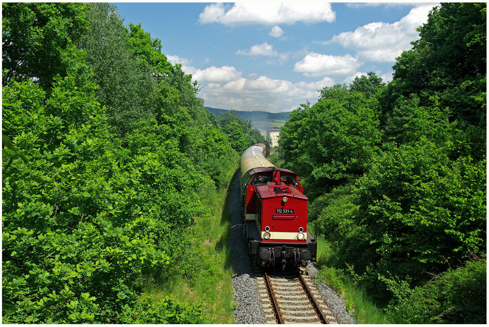 Die jngsten Sparvorschlge der Schsischen Landesregierung geben den Menschen der Anliegergemeinden der Sebnitztalbahn und den Gsten auf beiden Seiten der Deutsch-Tschechischen Grenze Anlass zur groen Sorge.
Der Freistaat Sachsen hat angekndigt die Frderung des ffentlichen
Personennahverkehrs um 7,5 % zu krzen. Zudem zieht sich die DB zum kommenden Fahrplanwechsel von den Strecken Pirna-Neustadt & Neustadt-Bad Schandau zurck und die Potsdamer Eisenbahngesellschaft wird der neue Betreiber. Ob dieser dann die zur Verfgung gestellten Mittel reichen bleibt fraglich. Fast hatte man es nun nach vielen Jahren endlich geschafft den Grenzberschreitenden Bahnverkehr nach Nieder Einsiedel ( Dolni Poustevna ) zu realisieren, doch auch dieser scheint nun wieder in weite Ferne gerckt...
Auf meiner Homepage habe ich einen Link zur Aktion   Hnde weg vom Schsische-Schweiz Ring   gesetzt, jede Unterschrift kann hier helfen!
Ich wrde mich ber einen Besuch sehr freuen:
http://www.vogels-perspektiven.de/die-sebnitztalbahn/

Foto: 112-331 der Ostschsischen Eisenbahnfreunde befindet sich hier mit einem Sonderzug zwischen Neustadt / Sachsen und Krumhermsdorf auf dem Weg nach Bad Schandau.
