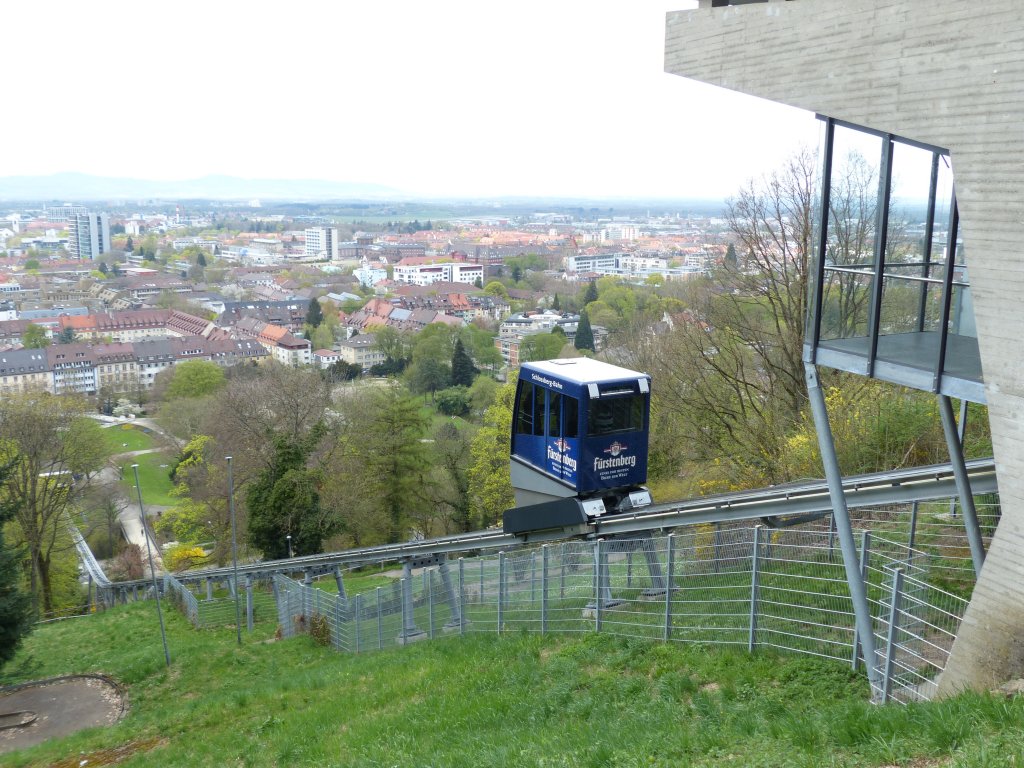 Die Kabine der Freiburger Schlossbergbahn kommt in der Bergstation an. 18.4.2013