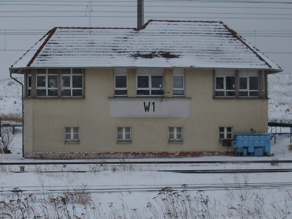 Die Kaffeemaschine auf Dauerbetrieb und die Heizung auf +25 Grad gestellt, so wird es seit Tagen auf Grund des Wetters,auf vielen Stellwerken aussehen,so auch am 27.Januar 2010 bestimmt auf dem Stellwerk W1 in Bergen.