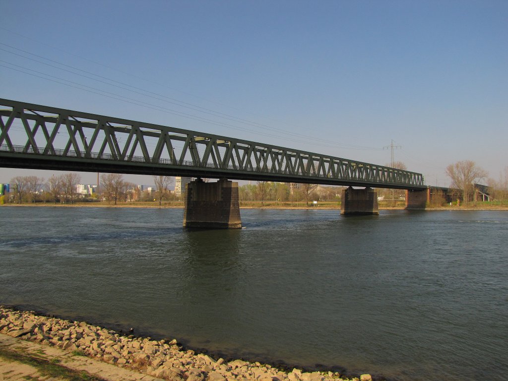 Die Kaiserbrcke in Mainz, die die beiden Landeshauptstdte Wiesbaden und Mainz Brcke ber den Rhein verbindet; 28.03.2011