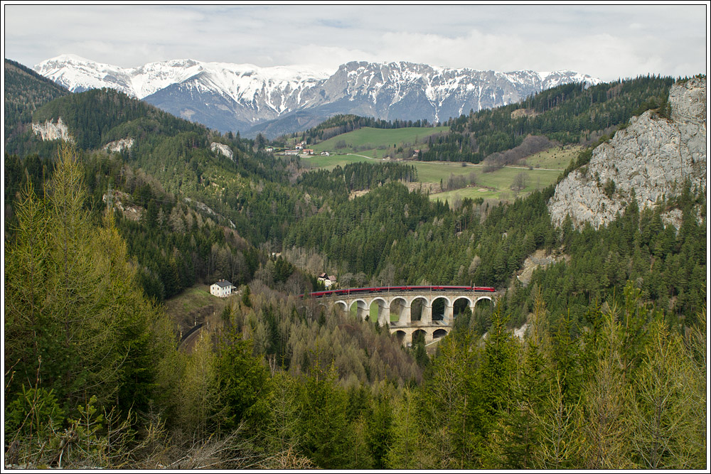 Die Kalte Rinne als Totale mit der Rax im Hintergrund, da kann man auch einen RJ verschmerzen.... ;-), Breitenstein, 17.4.2012