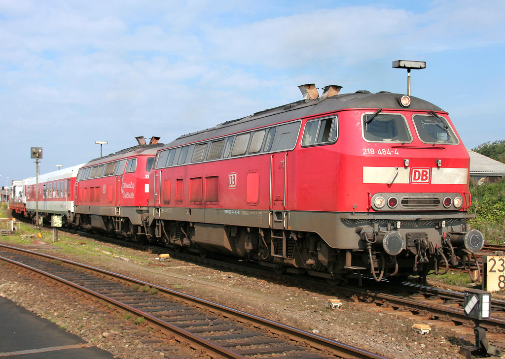 Die Karlsruher 218 484-4 zieht in DT einen Syltshuttle aus Westerland auf Sylt Richtung Niebll am 20.08.2011