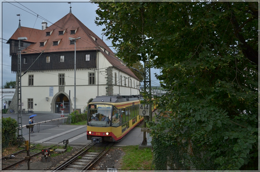 Die Karlsruher Straenbahn als S4 Karslsruhe Hauptbahnhof Sprinter bei der Ausfahrt aus Konstanz mit Historischer Kulisse. August 2012.