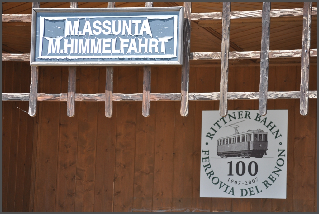 Die katholische Kirche htte ihr Schild vermutlich mit Blattgold verziehrt, nicht so die Rittnerbahn, die mit bescheideneren Mitteln auskommen muss und hier offensichtlich in der Wahl des Materials einen Missgriff getan hat. Maria Himmelfahrt anno 08.05.2012.