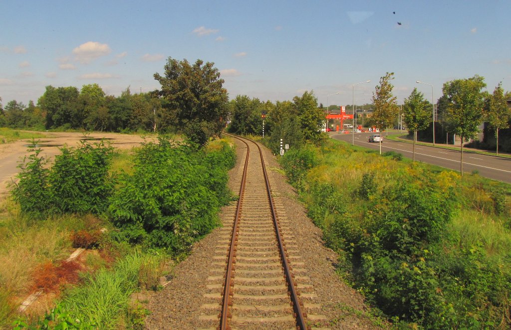 Die KBS 257 nach W�rlitz kurz hinter dem Abzweig Dessauer Hbf, vom Oberdeck des DVE 670 004 aus fotografiert; 14.09.2011