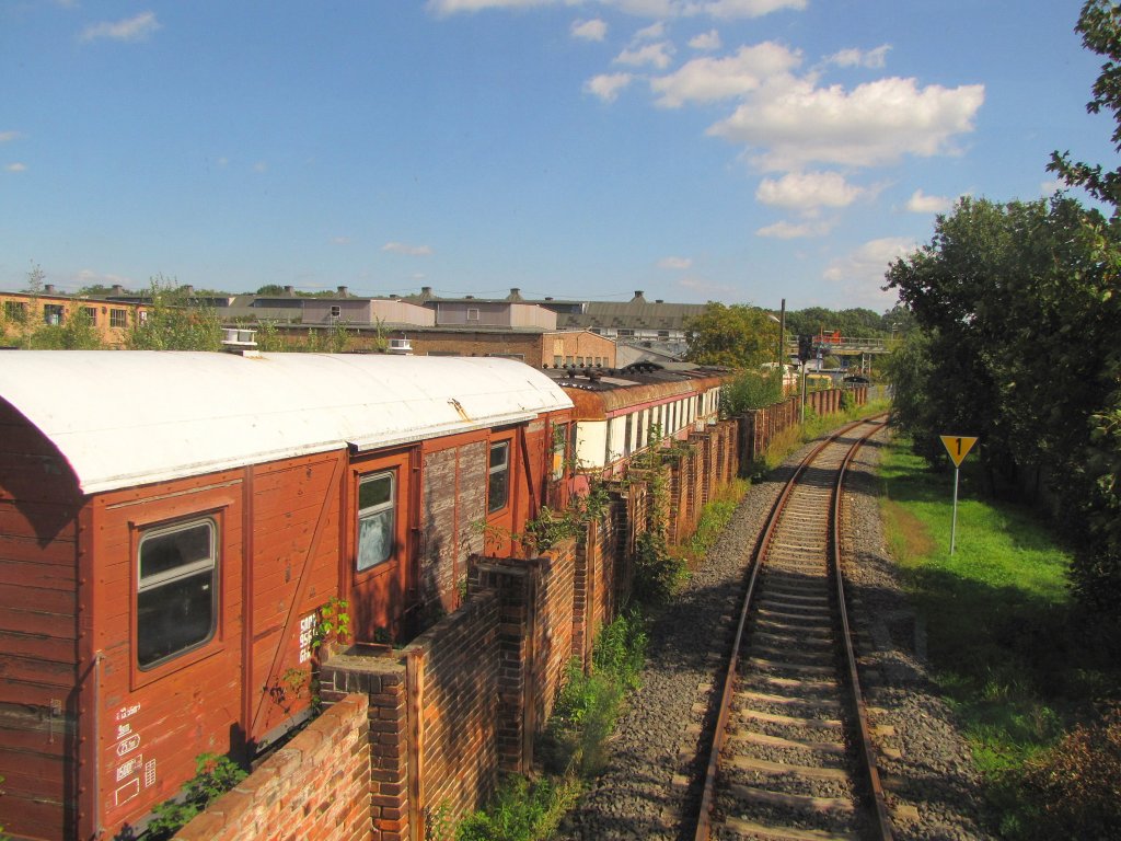 Die KBS 257 nach Wrlitz in Hhe der Fahrzeugtechnik Dessau. Auf dem Gelnde stehen zahlreiche abgestellte Wagen. Aus dem Oberdeck des DVE 670 004 fotografiert; 14.09.2011
