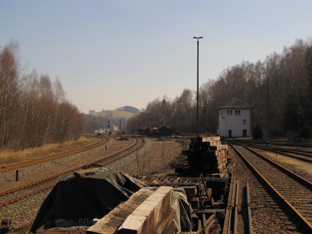 Die KBS 535 bei Schwarzenberg (Erzg) mit den Gleisanlagen des VSE Museums; 22.03.2011