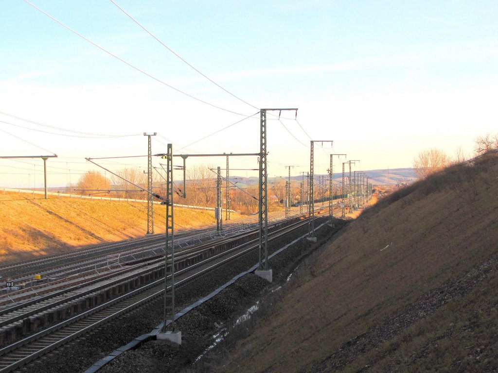 Die KBS 580 in Erfurt Linderbach mit Blick Richtung Weimar. Links liegen schon die Gleise der Neubeustrecke nach Leipzig und Halle; 28.12.2011