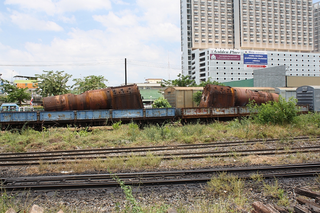 Die Kessel der 824 und 850 sind auf 2 Niederbordwagen verladen vor der Halle abgestellt. Die beiden Kessel wurden ausgeschieden und durch Neubaukessel ersetzt. Bild vom 19.Mai 2012 im Depot Thon Buri.