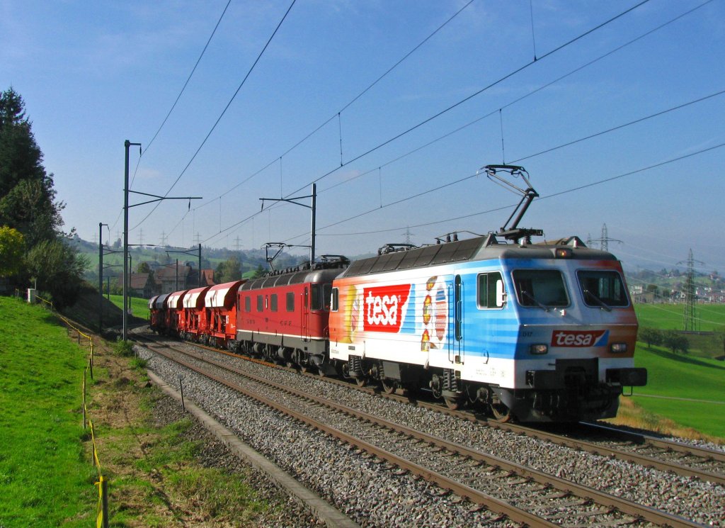 Die Kieszge Wdenswil-Schindellegi-Wdenswil, die normalerweise von zwei Re 4/4 II gezogen werden, wurden am 6.Oktober 2010 ausnahmsweise von der SOB Re 446 017 und einer Re 6/6 der SBB gefhrt. Hier konnte einer dieser Zge auf der Doppelspur zwischen Samstagern und Schindellegi-Feusisberg abgelichtet werden. 