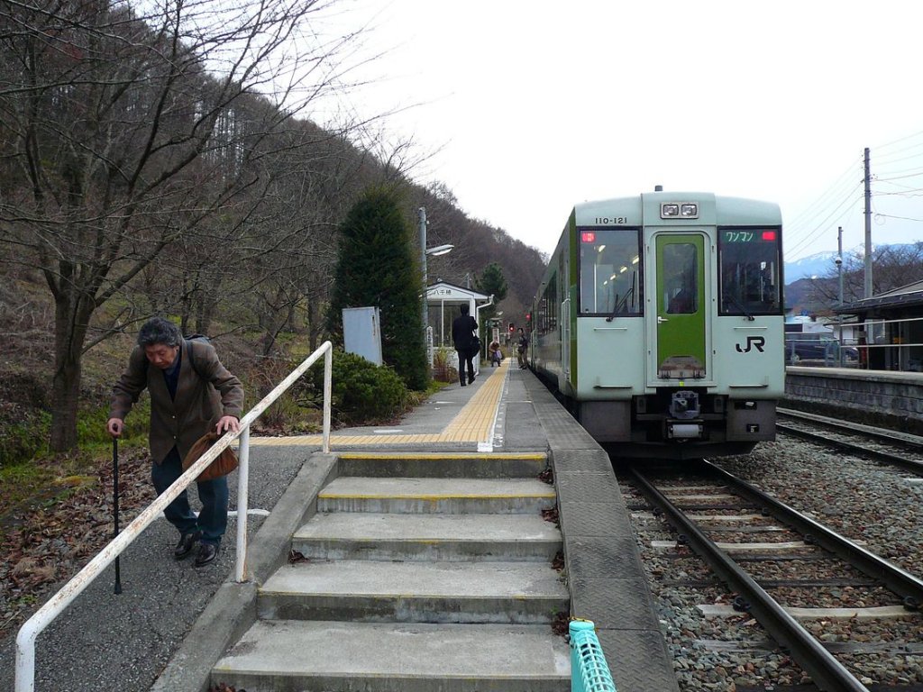 Die KIHA 110 der Koumi-Linie, Japans höchstgelegener Bahnlinie: Beim Aufstieg an der Nordseite des Passes wartet ein Zug mit zwei KIHA 110 in Yachiho eine Kreuzung ab. Im Bild KIHA 110-121, 24.November 2009. 