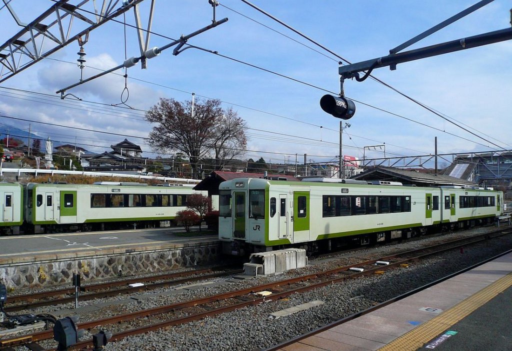 Die KIHA 110/111/112 der Koumi-Linie: Diese 3 Triebwagentypen (1990-1999 gebaut) bilden das Rückgrat des Betriebs auf Japans höchstgelegener Bahnlinie (Scheitelpunkt 1375 M.ü.M., 79 km lang). 3 der 47 Paare KIHA 111+KIHA 112 (KIHA 111 mit, KIHA 112 ohne Toilette)sind der Koumi-Linie zugeteilt. Hier steht das Paar KIHA 111-109 + KIHA 112-109 (キハ111-109 + キハ112-109) in Kobuchizawa am südlichen Ende der Linie. 24.November 2009. 