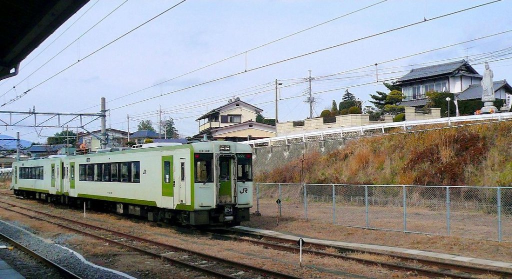 Die KIHA 110/111/112 der Koumi-Linie: KIHA 110 (キハ110) hat Führerstände an beiden Enden. 16 der 89 Wagen dieser Serie sind der Koumi-Linie (Japans höchstgelegener Bahnlinie) zugeteilt. Hier stehen KIHA 110-109, gekoppelt mit KIHA 110-116, am südlichen Ende der Linie in Kobuchizawa, 24.November 2009. 