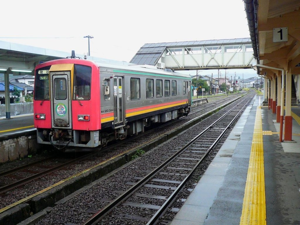 Die KIHA 120 (キハ１２０）der Takayama-Linie: Die nördlichsten 40km dieser Linie bis zur Stadt Toyama werden von der JR West bedient, die dafür 11 kleine Wagen KIHA 120 einsetzt. Die Serie KIHA 120 umfasst 89 Wagen, gebaut 1991-1995, ab 2004 mit Toilette ausgerüstet. Die nördliche Stirnwand ist rot, die südliche grün. Bild: KIHA 120 344 in Etchû Yatsuo, 2.Oktober 2009. (KI キ　steht für  Dieseltriebwagen , HA ハ　stand ursprünglich für  3.Klasse , heute für  gewöhnliche Sitzplätze ) 