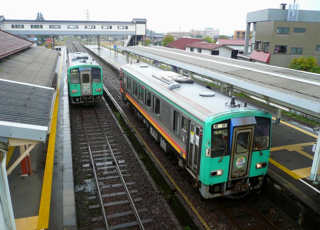 Die KIHA 120 der Takayama-Linie: Von der grünen (südlichen) Seite her konnten in Etchû Yatsuo die beiden Wagen KIHA 120 346 und 344 (rechts) aufgenommen werden. 2.Oktober 2009. 