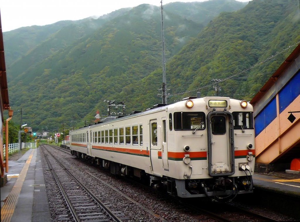 Die KIHA 48 (キハ48) der Takayama Linie: Die 226 km lange Takayama-Linie verbindet quer über die japanische Hauptinsel die Gebiete um die Städte Toyama im Norden und Gifu/Nagoya im Süden. Den Regionalverkehr besorgen meist KIHA48-Paare. Von den 1977-1982 gebauten 888 Standard-Regionaltriebwagen gelangten 59 KIHA48 (mit nur 1 Führerstand)an die JR Tôkai (oder JR Central). Im Bild steht das Paar KIHA48 3816 (mit Toilette)+KIHA48 6812 (ohne Toilette) in Nagisa, 2.Oktober 2009. 