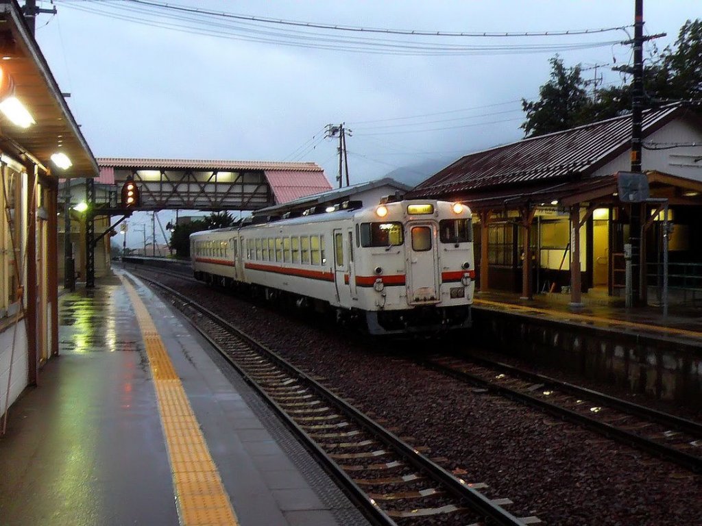 Die KIHA 48 der Takayama Linie: Ein nasser Abend in einer japanischen Landstation im Hida-Gebirge. Es wartet das Triebwagenpaar KIHA48 6815 + KIHA48 3814. Hida Hagiwara, 2.Oktober 2009. 