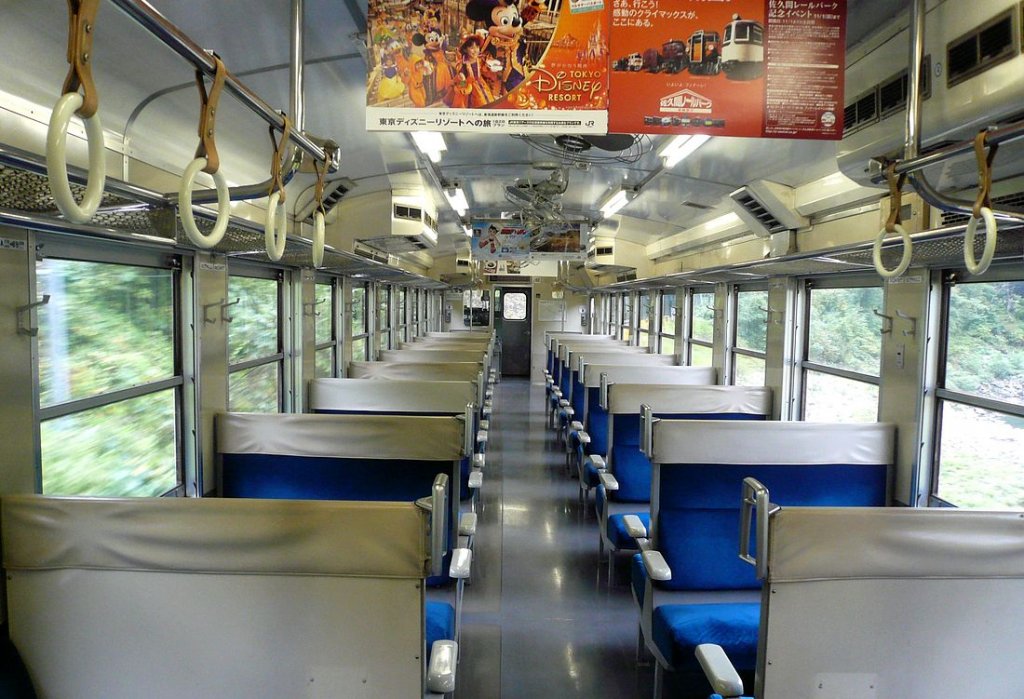 Die KIHA 48 der Takayama Linie: Blick ins Innere des Wagens KIHA48 3816; der Wagen legt sich gerade in die Kurve. 2.Oktober 2009. 