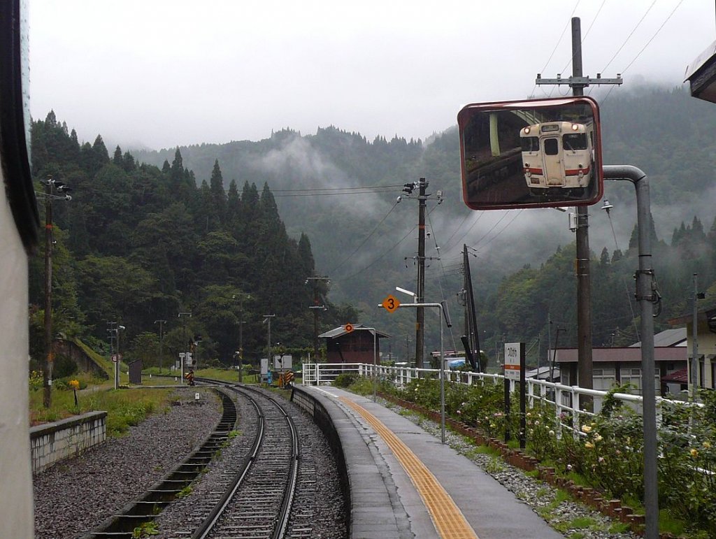 Die KIHA 48 der Takayama Linie - auf der Fahrt durch die Bergdörfer: Im Bergdorf Tsunogawa spiegelt sich KIHA 48 6812. 2.Oktober 2009. 