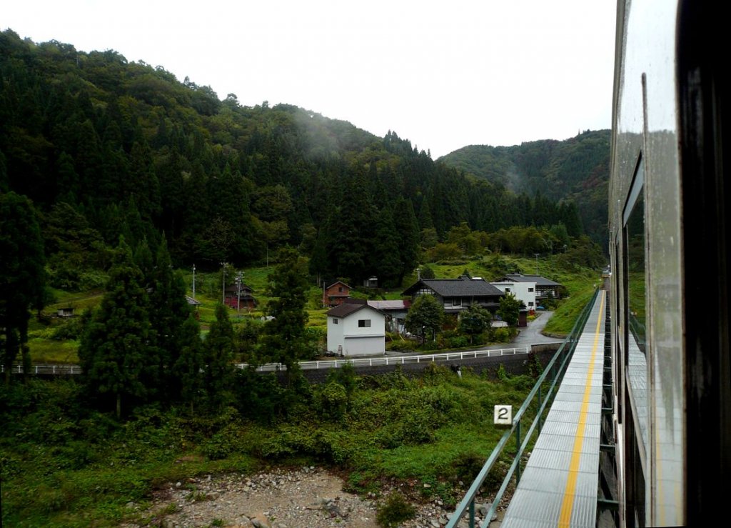 Die KIHA 48 der Takayama Linie - auf der Fahrt durch die Bergdörfer: KIHA 48 3816 durchfährt äusserst einsame, wilde Gegenden über tosenden Flüssen; zwischen Utsubo und Sugihara. 2.Oktober 2009.