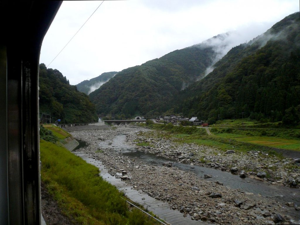Die KIHA 48 der Takayama Linie - auf der Fahrt durch die Bergdörfer: In KIHA48 3816 zwischen Utsubo und Sugihara. 2.Oktober 2009.