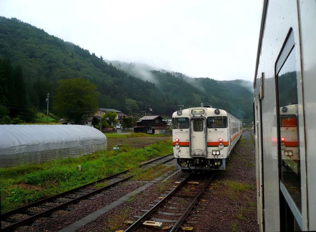 Die KIHA 48 der Takayama Linie - auf der Fahrt durch die Bergdörfer: Dieser nördliche Teil der Strecke musste im Oktober 2004 sturmschädenbedingt stillgelegt werden; der durchgehende Verkehr konnte erst im September 2007 wieder aufgenommen werden. Triebwagen KIHA 48 5803 in Hozue, 2.Oktober 2009. 